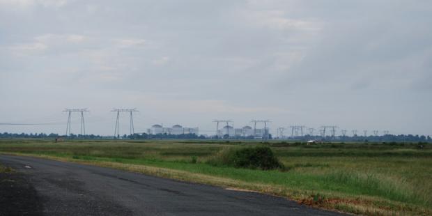 Sur les terres très ouvertes du marais de Braud-et-Saint-Louis, les lignes à haute tension rayonnant autour de la centrale nucléaire du Blayais marquent fortement les paysages. 