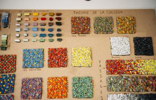 mosaïques disposées par couleur dans l'atelier d'Emilie Baudrais à Plassac
