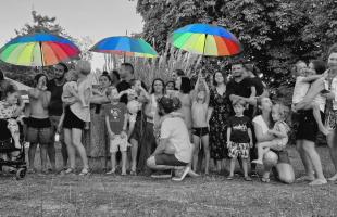 Membres de l'association avec des parapluies multicolores 