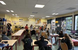 Photo d'ensemble d'une salle de classe au collège