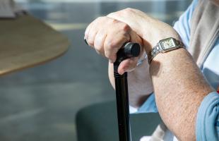 Personne âgée avec une canne