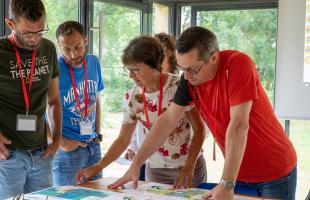 Personnes participant à un brainstorming