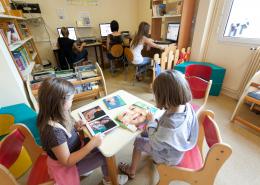 jeunes lisant et adultes consultant des ordinateurs dans une bibliothèque