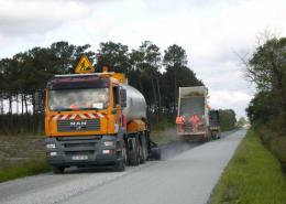 Deux camions de chantier en train de rénover une route