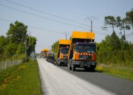 des camions rénovent les routes