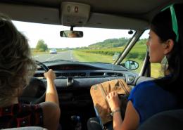 deux femmes covoiturent ensemble