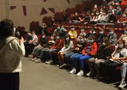 Céline Moiret, la directrice de l’Ekla avant que le rideau ne se lève devant le public de collégiens