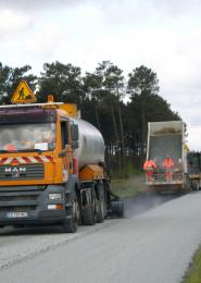 Deux camions de chantier en train de rénover une route
