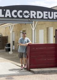 Fred Fenech devant L'Accordeur