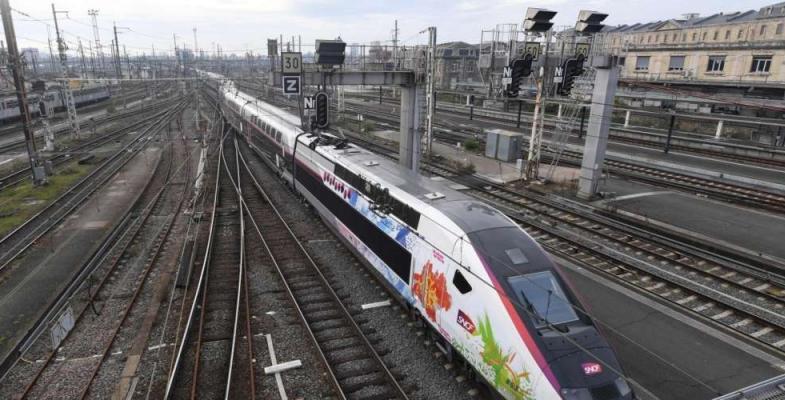 Le train LGV entre en gare de Bordeaux Saint Jean