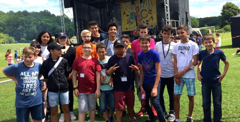 Groupe de jeunes investi dans le montage et l'organisation