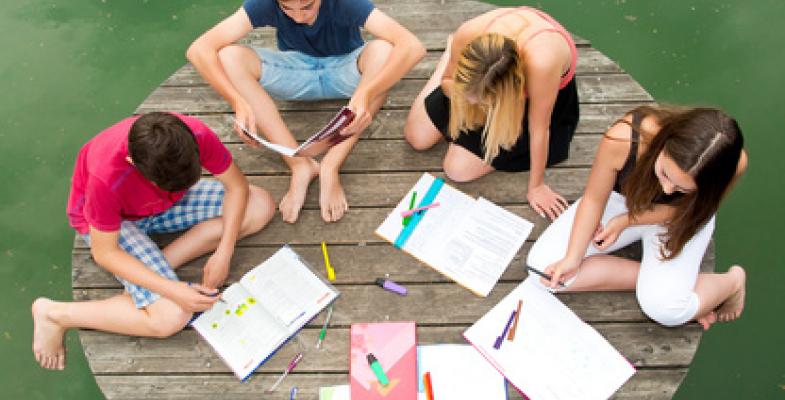Groupe de jeunes réunis autour d'un projet