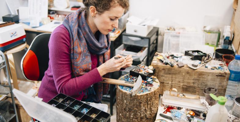 L'artiste Emilie Baudrais travaille la mosaïque dans son atelier à Plassac