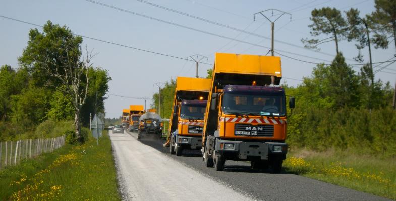 des camions rénovent les routes