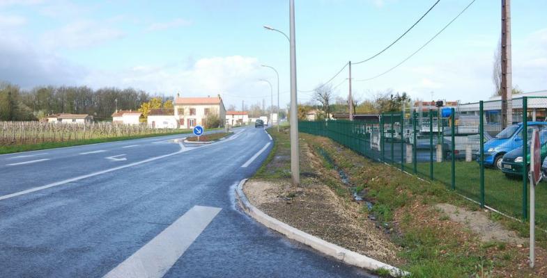 A gauche, la vigne laisse découvrir les paysages alentour ; à droite, la concession automobile ferme l'horizon - Saint-Avit-Saint-Nazaire