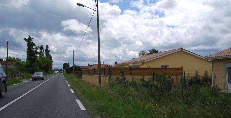 Les successions de pavillons en bords de routes banalisent fortement les paysages - Listrac-Médoc