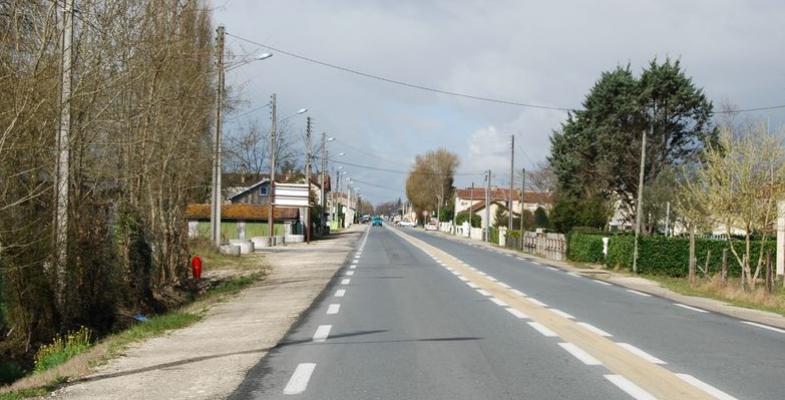 Le paysage de la vallée n'est plus visible depuis certains axes routiers, accompagnés d'écorces bâties continues - Saint-Seurin-sur-l'Isle 