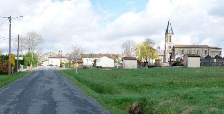 L'église et quelques fermes constituent le cœur du village, peu dense - Saint-Christophe-de-Double