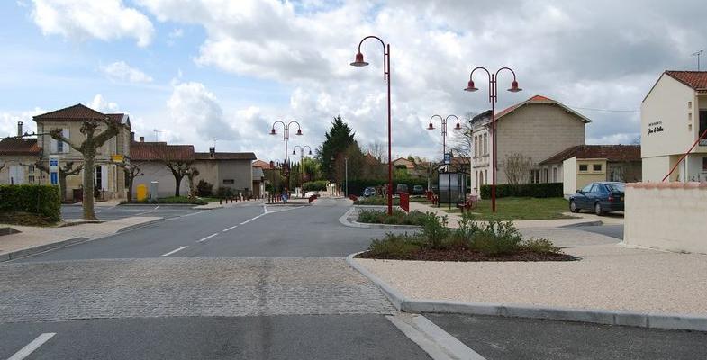Le passage de la départementale hors du village permet de privilégier l'espace public en centre-bourg - Les-Eglisottes-et-Chalaures