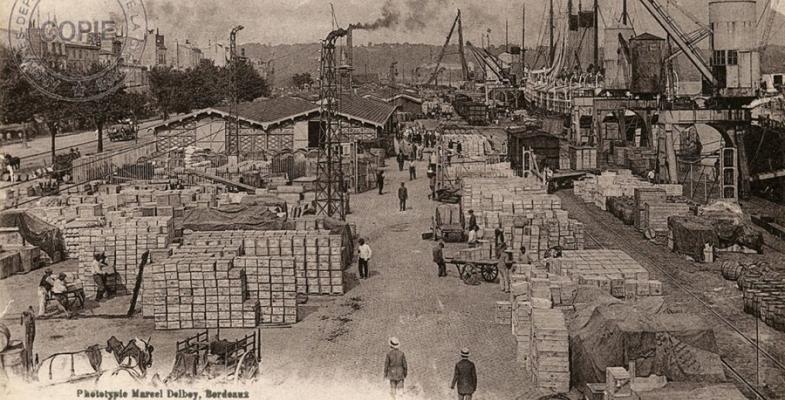 Au début du siècle, les quais de Bordeaux fourmillaient de l'intense activité commerciale du port : la Garonne était alors encore un axe majeur de circulation. 
