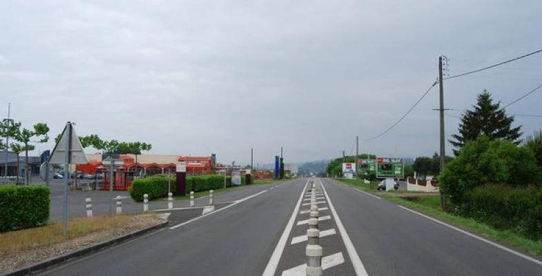 Les zones commerciales coupent la route des paysages environnants - La Réole 