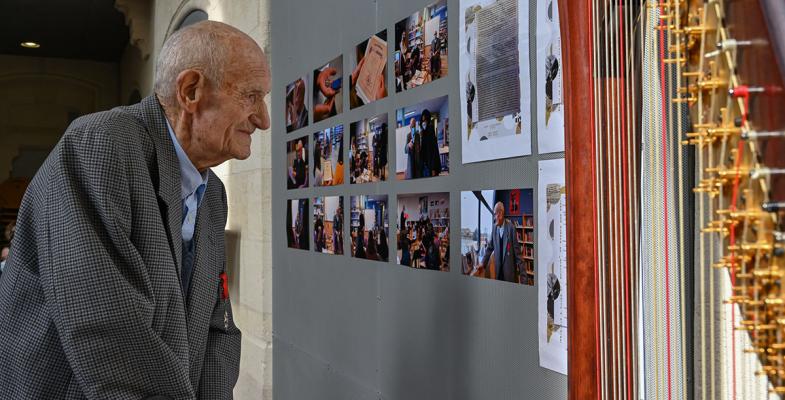 Guy Lescarret devant l'exposition des collègiens
