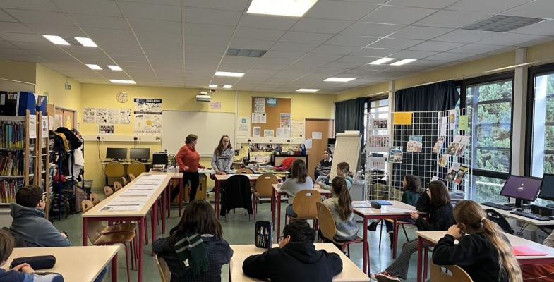 Photo d'ensemble d'une salle de classe au collège