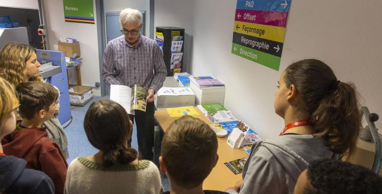 Viste à l'imprimerie des jeunes élus de la commission Europe