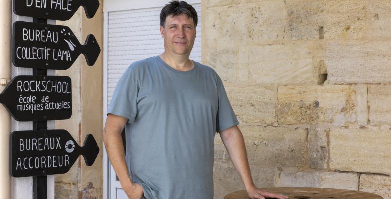 Fred Fenech devant L'Accordeur à Saint-Denis-de-Pile