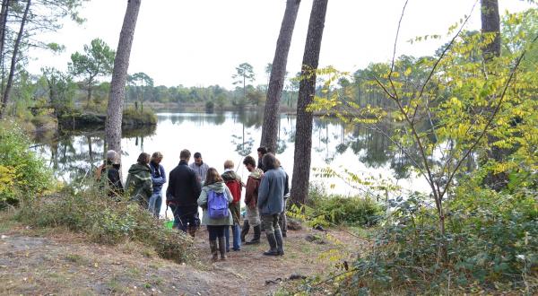 Groupe de personnes devant un étang