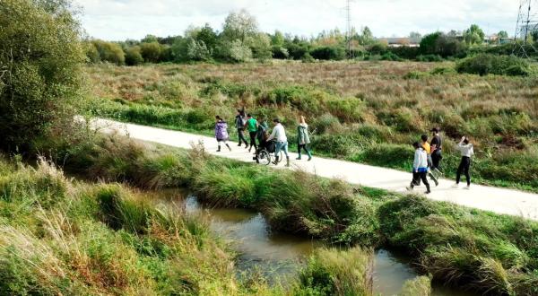 Image du chemin de visite avec un groupe de visiteur