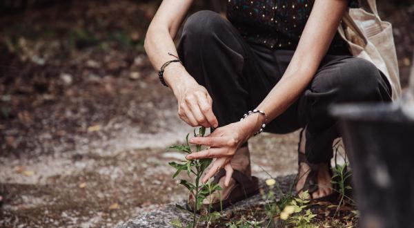 une personne acroupis en train de to
