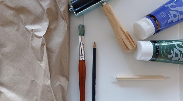 pinceau, rouleau, papier mousse et peinture