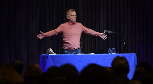Le célèbre acteur Dominique Pinon viendra faire une lecture en hommage au grand poète et metteur en scène Valère Novarina, disparu en janvier 2026.