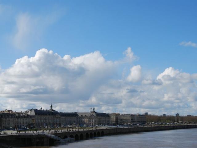 La façade du XVIIIème siècle s’offre aux regards au-dessus des eaux du fleuve